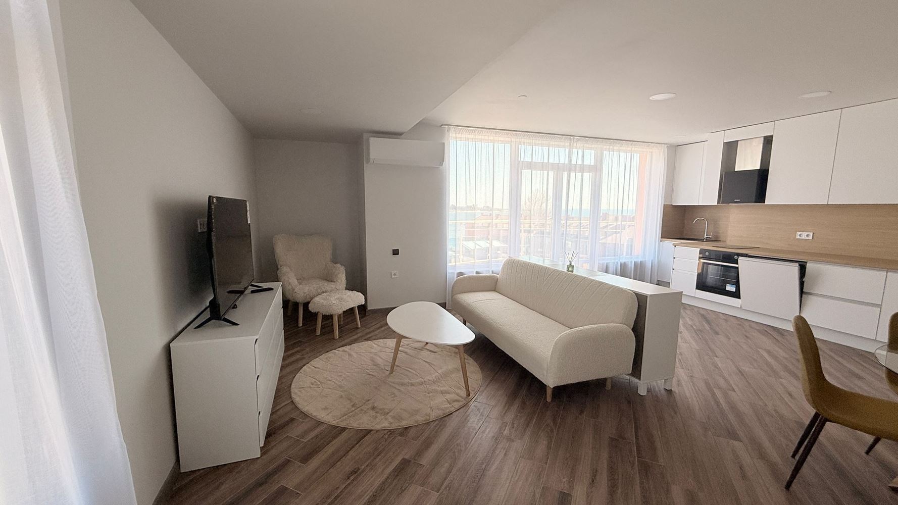 Luksusowy apartament z trzema sypialniami na pierwszej linii w Rawdzie – przestrzeń, prestiż i imponująca morska panorama