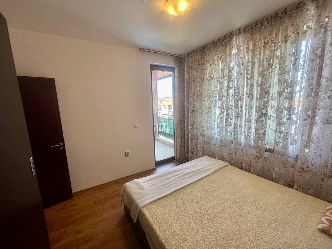 Przestronny apartament z jedną sypialnią z widokiem na zielony dziedziniec w Nessebarze