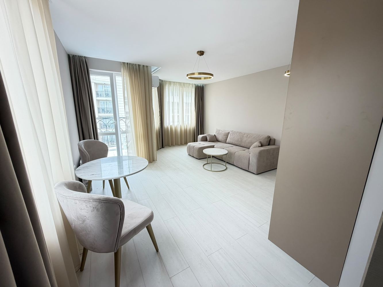 Słoneczny Brzeg – przytulny apartament z jedną sypialnią, ekspozycją południową i pięknym widokiem na basen