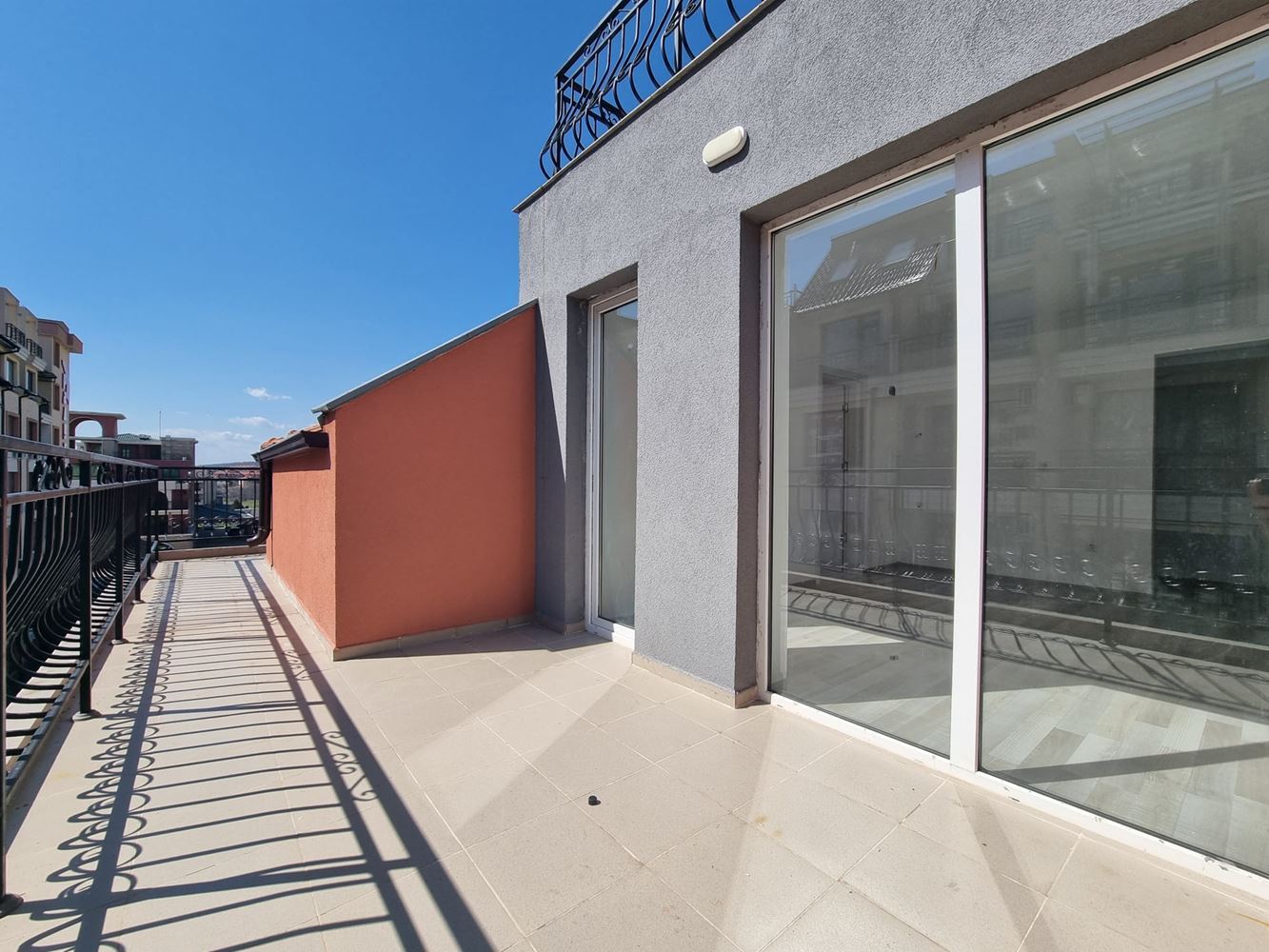 Jasne i nowoczesne mieszkanie w doskonałej lokalizacji – połączenie komfortu, natury i nadmorskiego klimatu