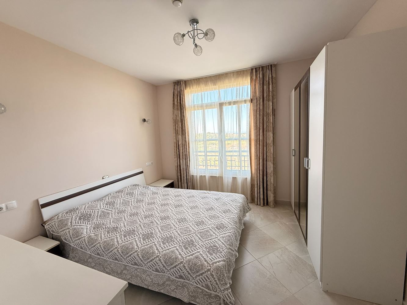 Apartament w pierwszej linii brzegowej z widokiem na morze – w pełni umeblowana nieruchomość w kompleksie w stylu śródziemnomorskim