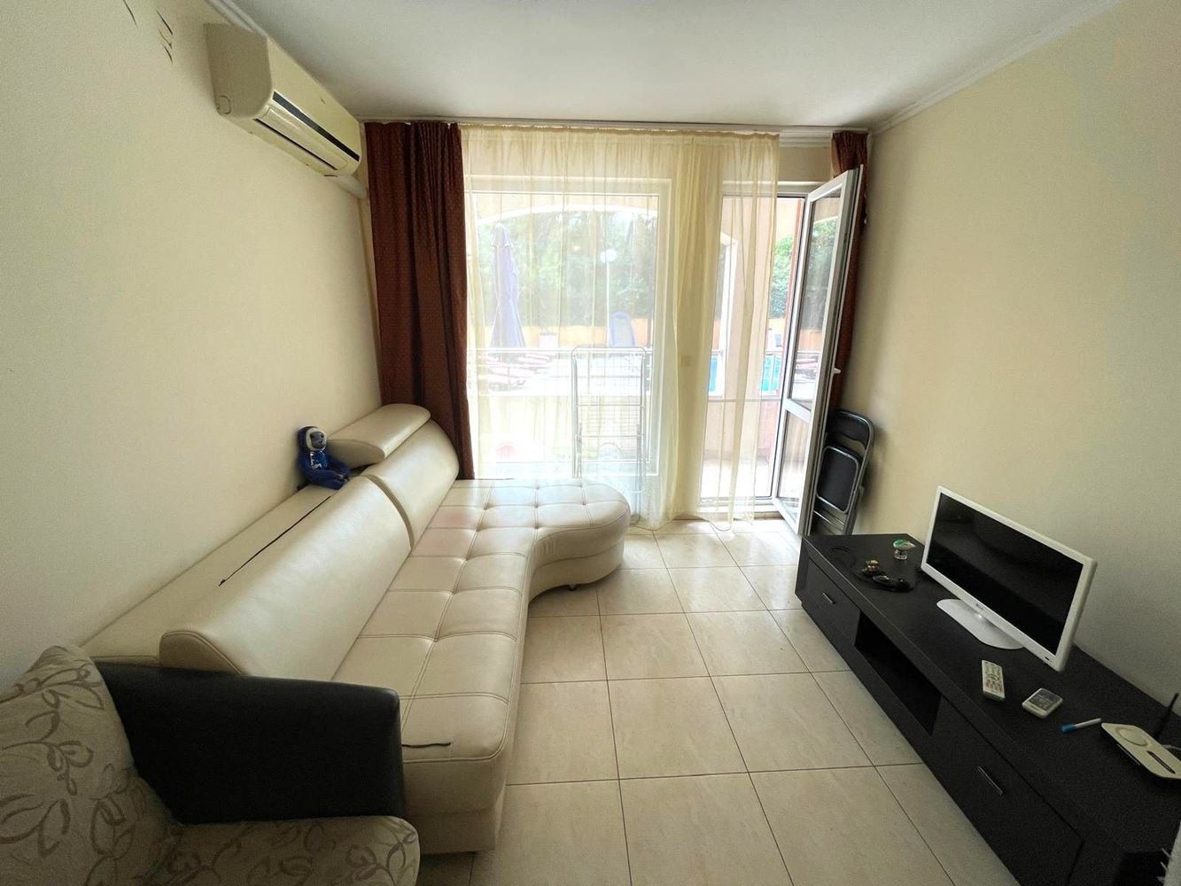 Duży apartament z jedną sypialnią 100 metrów od plaży w Pomorie z bezpośrednim dostępem do basenu