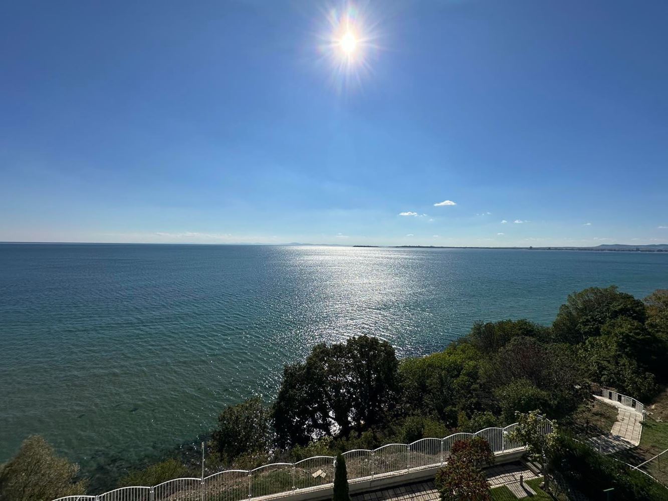 Pierwsza linia brzegowa w Sveti Vlas – imponujący apartament dwupoziomowy z trzema sypialniami, panoramicznym widokiem i ogromnym tarasem