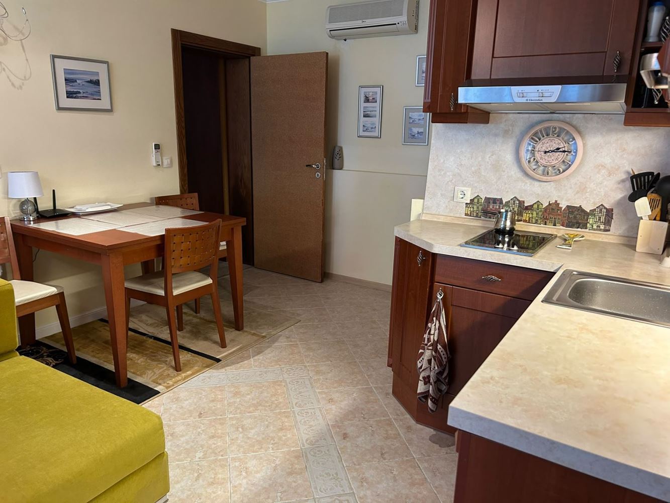 Apartament z dwiema sypialniami i widokiem na morze wśród sosen – luksus i spokój przy samej plaży w Sozopolu