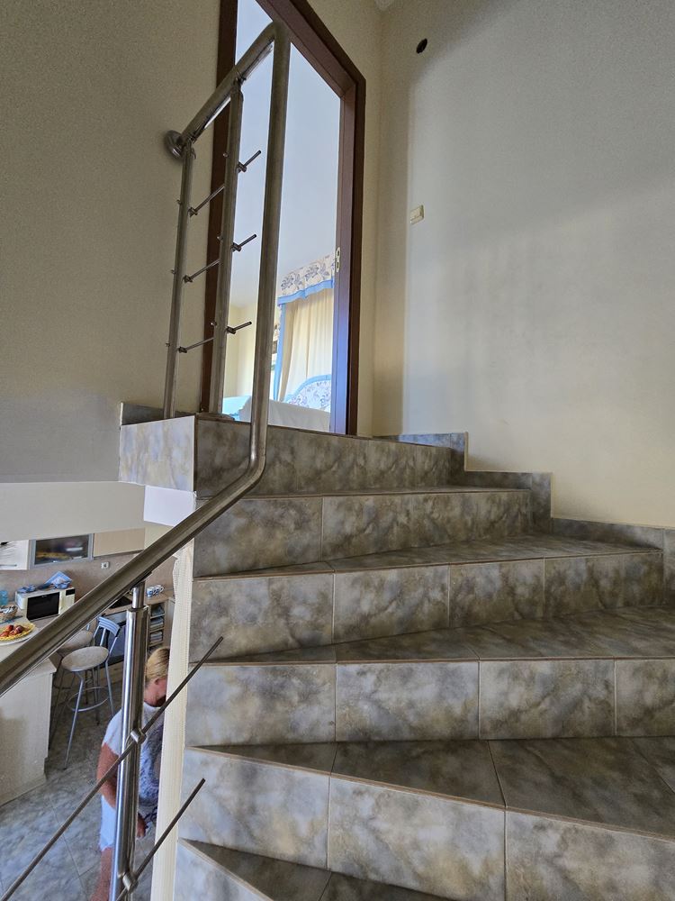 Dwupoziomowy apartament typu maisonette z widokiem na morze w Słonecznym Brzegu – dwa poziomy, dwa tarasy i udogodnienia przez cały rok