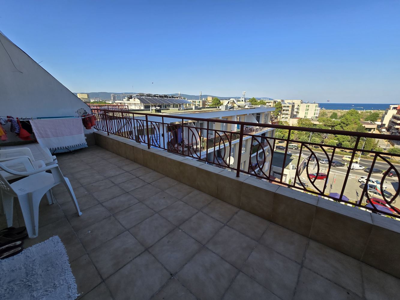 Dwupoziomowy apartament z pięknym widokiem na morze w Słonecznym Brzegu – doskonała lokalizacja zaledwie 200 metrów od plaży