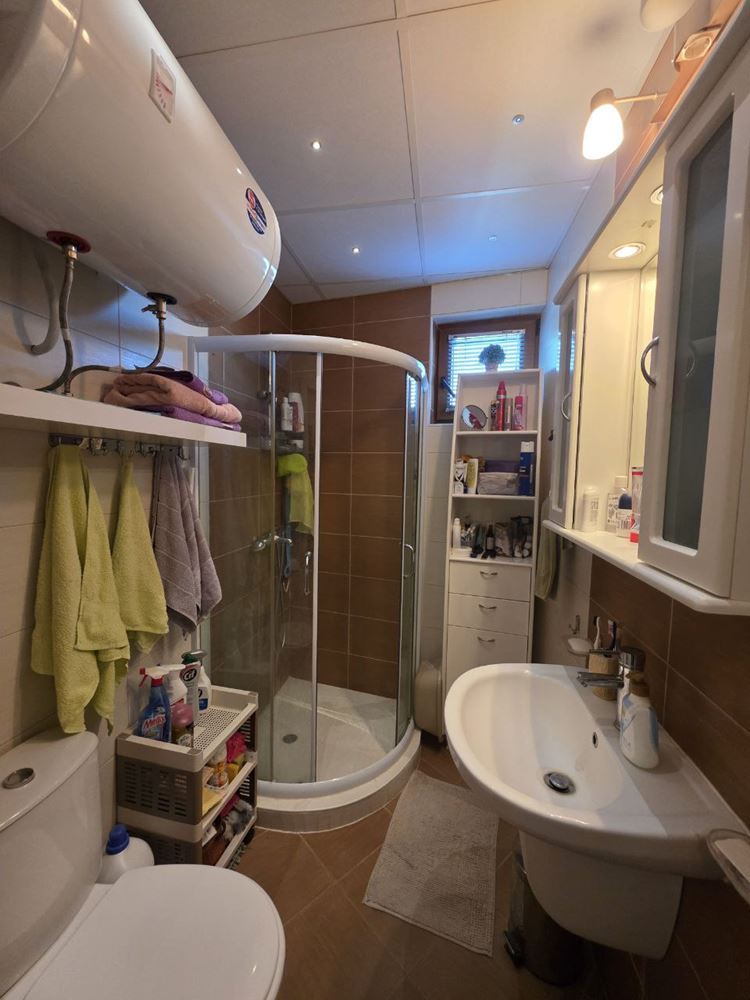 Przestronny apartament z dwiema sypialniami w przytulnym kompleksie 300 metrów od morza w Rawdzie