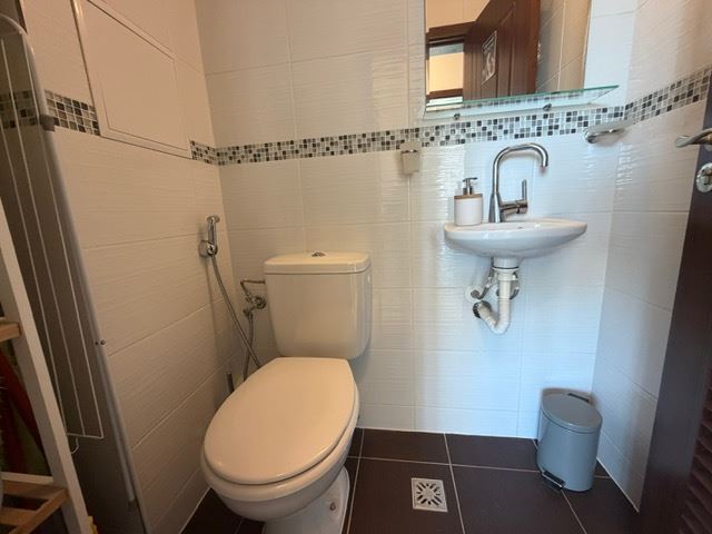 Przestronny apartament z 2 sypialniami w pierwszej linii brzegowej z frontalnym panoramicznym widokiem na morze