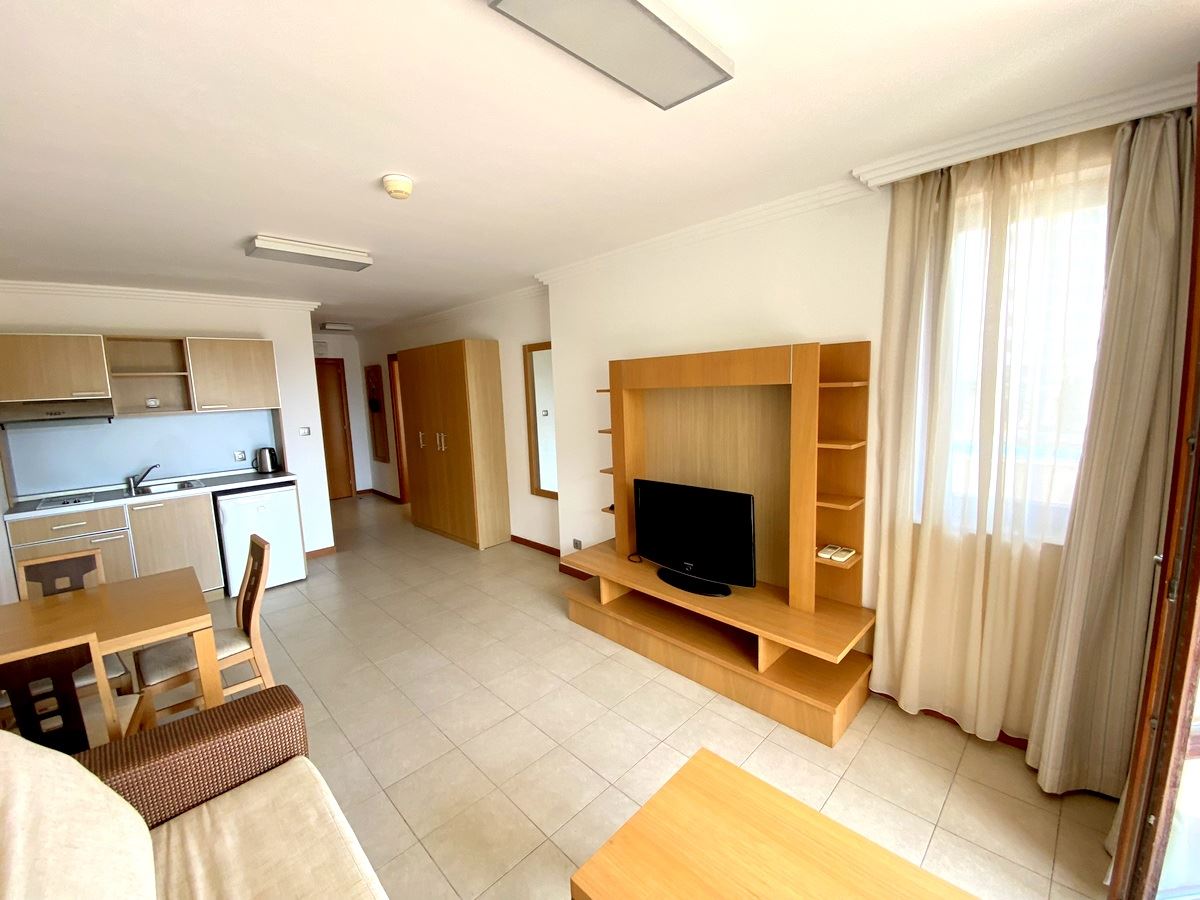 Mieszkanie dwupokojowe (z jedną sypialnią) w pierwszej linii morza w Ravda – luksus, natura i widok na basen