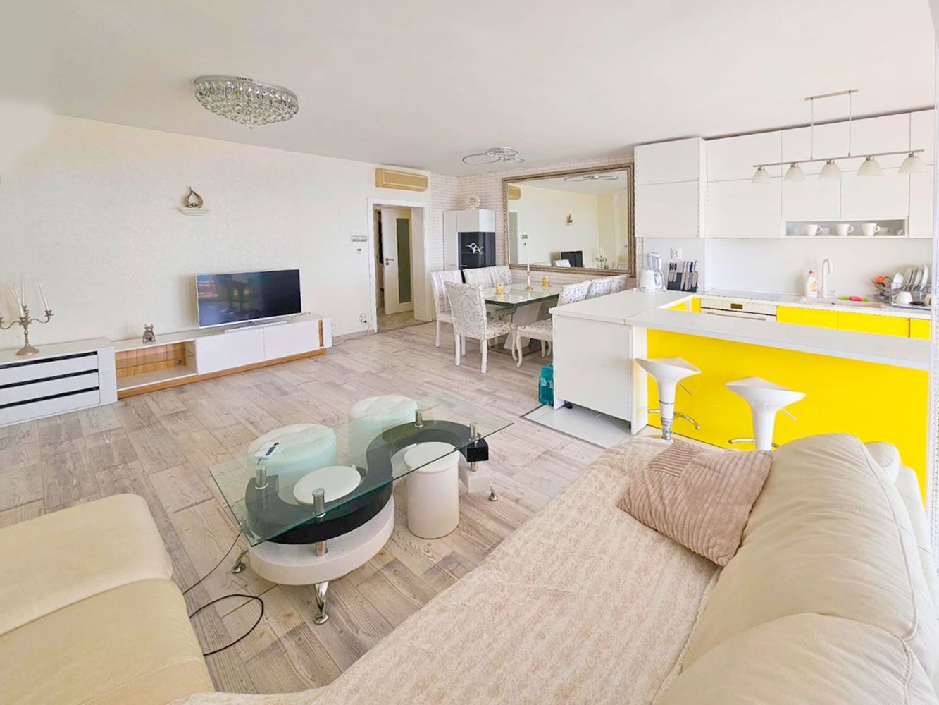 Luksusowy apartament trzypokojowy z widokiem na morze na pierwszej linii w Rawdzie – 114 m², dwa tarasy i pełen komfort