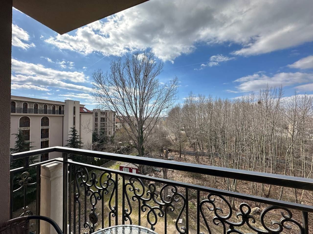 Trzypokojowe mieszkanie w elitarnym kompleksie w Sunny Beach – nowoczesny luksus, komfort i morska atmosfera