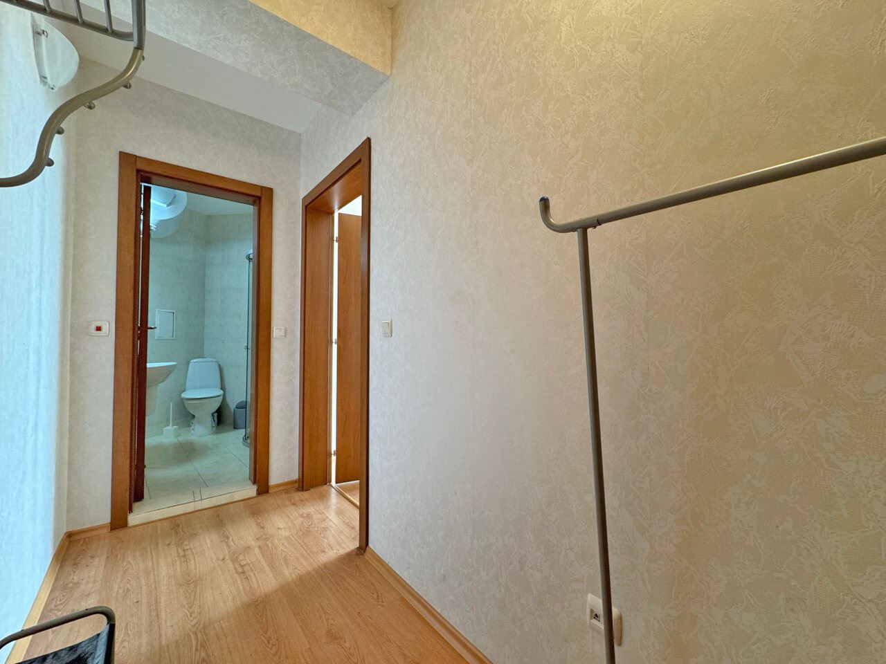Apartament z jedną sypialnią z widokiem na morze w Rawdzie – komfort i spokój w zadbanym kompleksie
