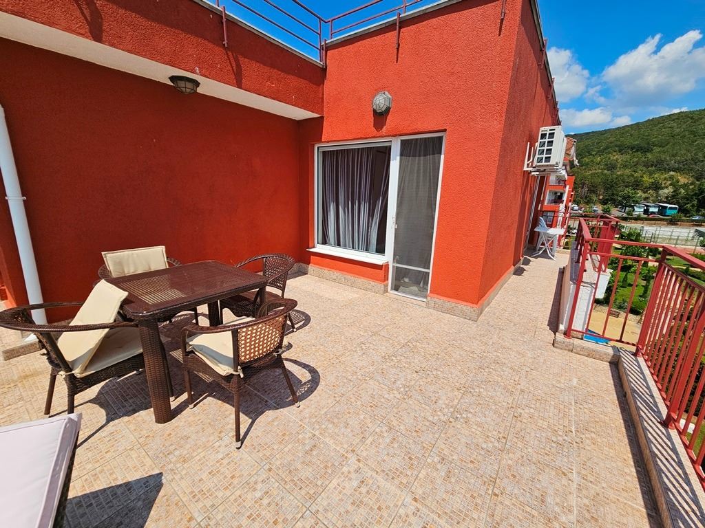 Luksusowy apartament panoramiczny na pierwszej linii morza z dwiema sypialniami i ogromnym tarasem