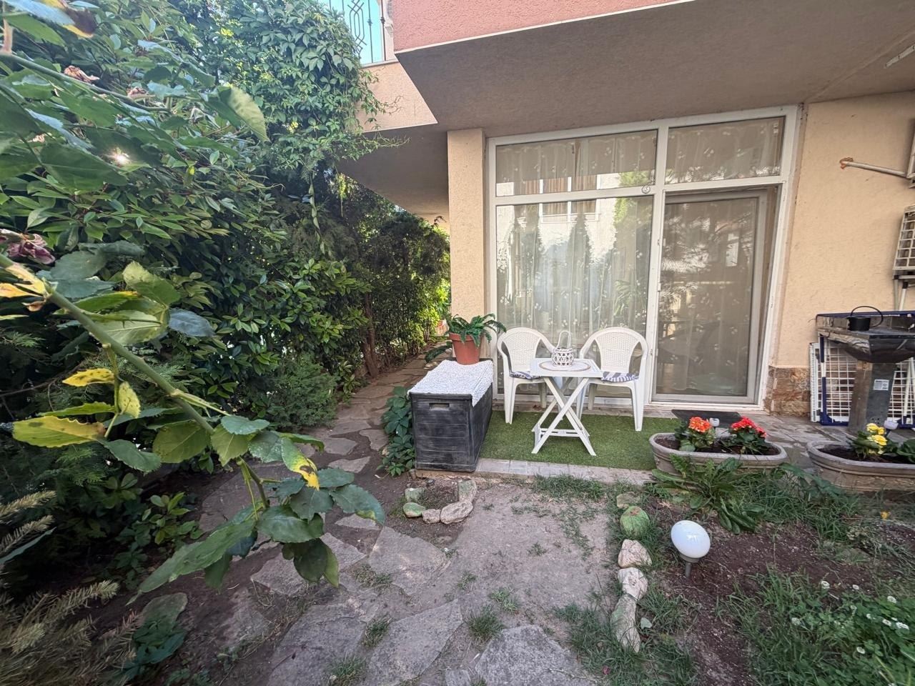 Przestronny apartament z dwiema sypialniami i prywatnym ogródkiem, zaledwie 100 metrów od plaży w Nesebyrze