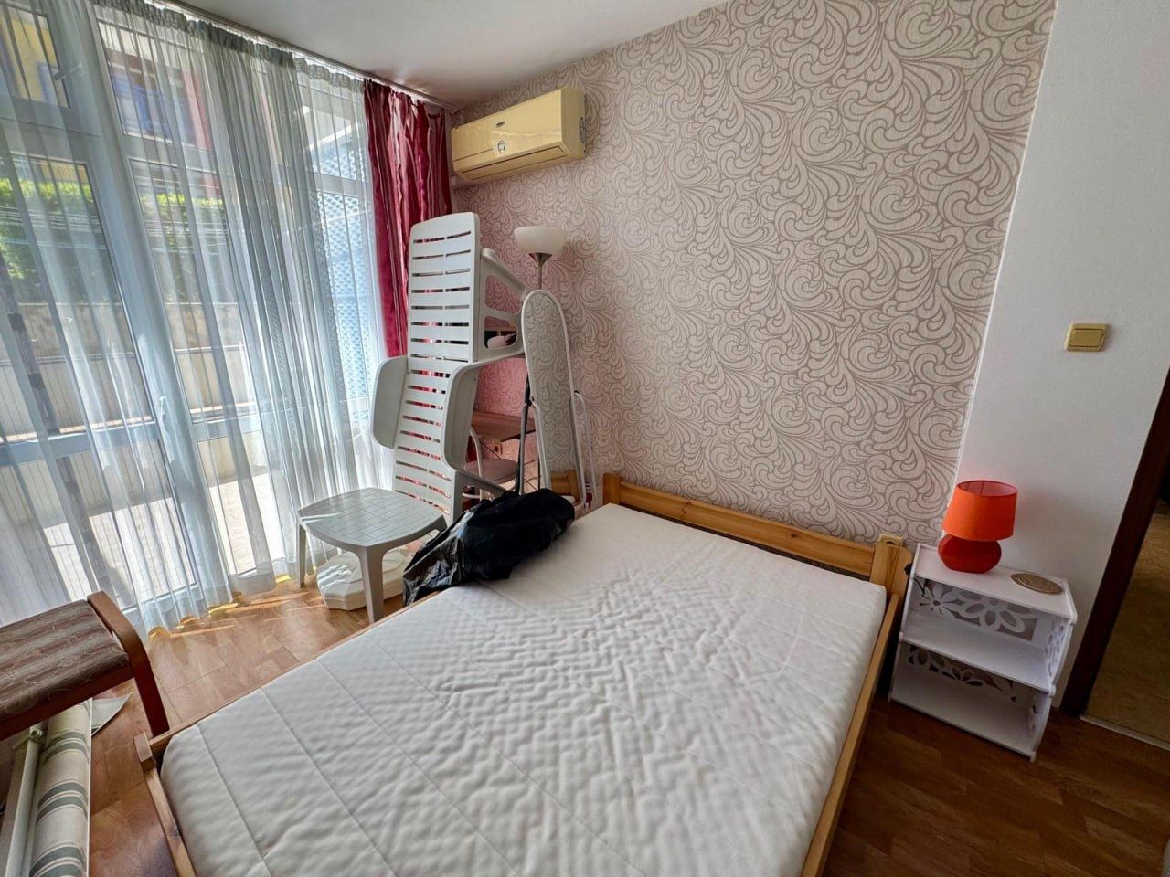 Przestronne mieszkanie z jedną sypialnią i dodatkową strefą sypialnianą w Słonecznym Brzegu – 200 m od plaży