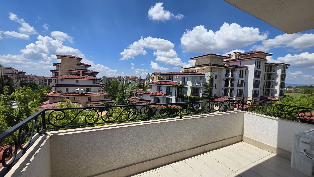 Przestronny apartament z dwiema sypialniami z częściowym widokiem na morze w prestiżowym kompleksie w Nesebyrze – gotowy dla swoich nowych właścicieli