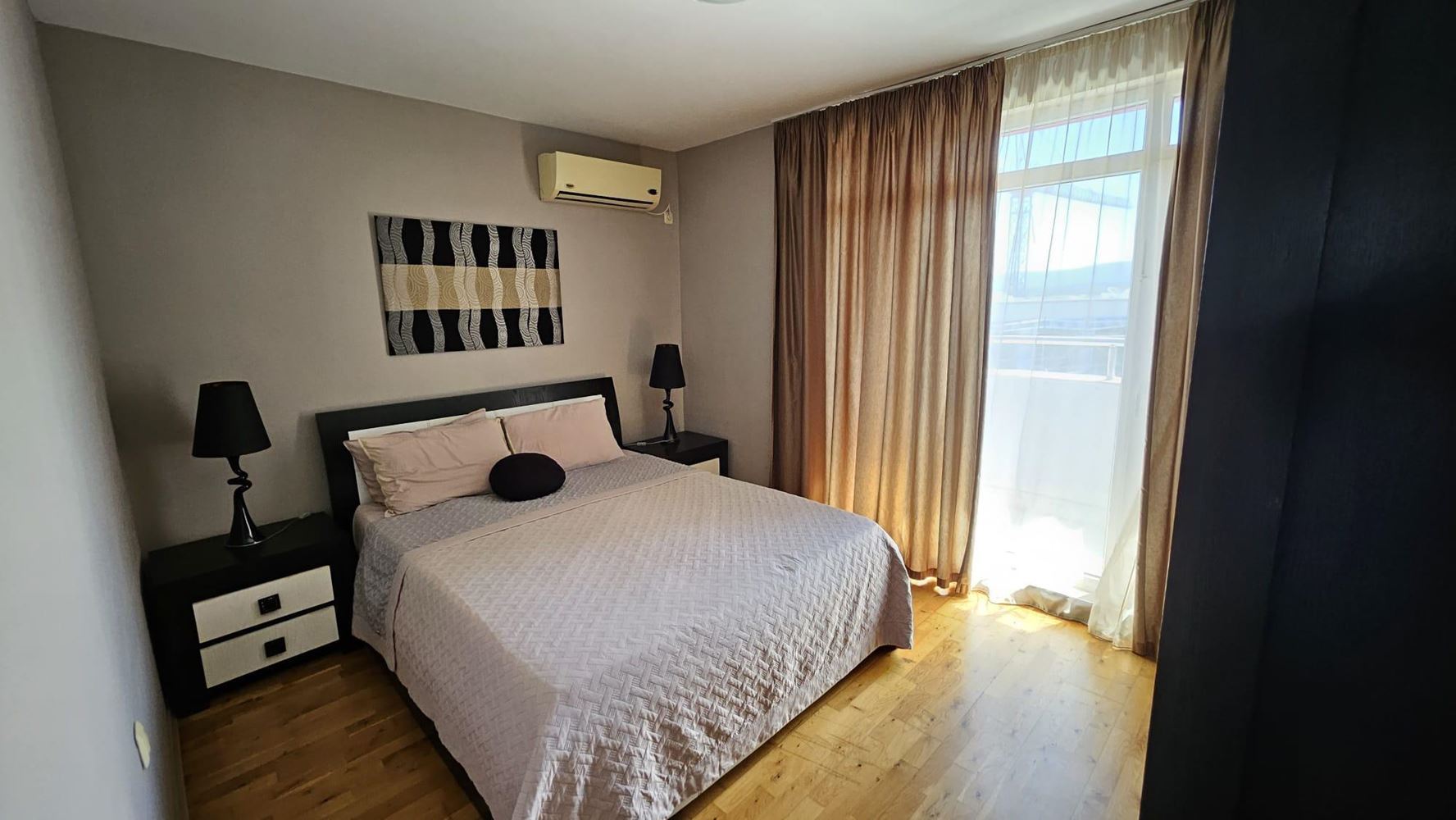 Apartament z dwiema sypialniami w pierwszej linii brzegowej w Kiten z panoramicznym widokiem na morze i imponującymi tarasami