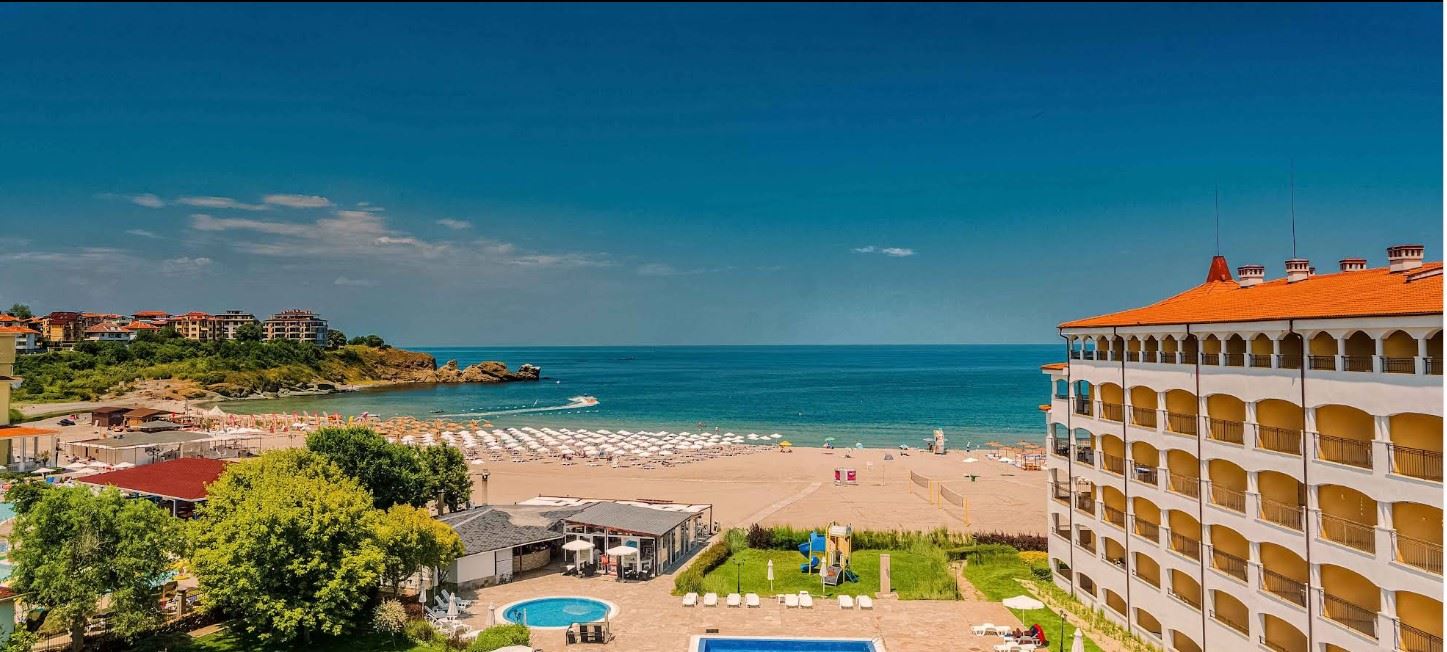 Przestronne mieszkanie z jedną sypialnią na pierwszej linii morza w Carewie z pełnym umeblowaniem