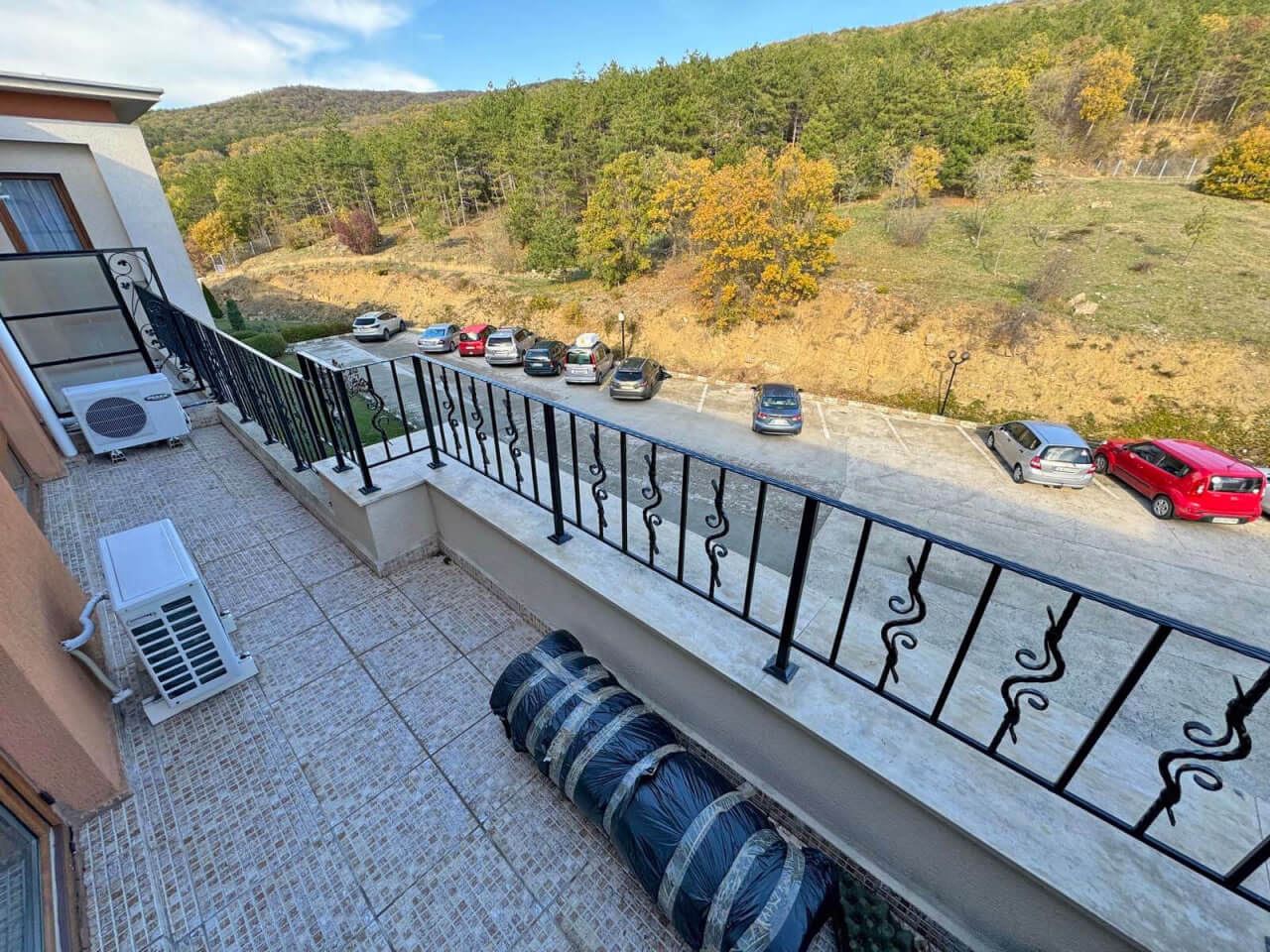 Przestronny apartament z dwiema sypialniami z panoramicznym widokiem na morze i góry – gotowy do zamieszkania