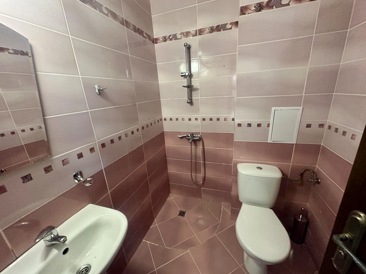 Przestronne studio na parterze z tarasem i możliwością przerobienia na mieszkanie z jedną sypialnią – tylko 300 m od morza