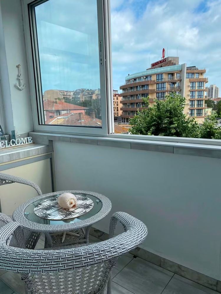 Przestronne i stylowo urządzone studio w sercu Nowego Nesebyru – bez opłaty za utrzymanie i blisko Plaży Południowej