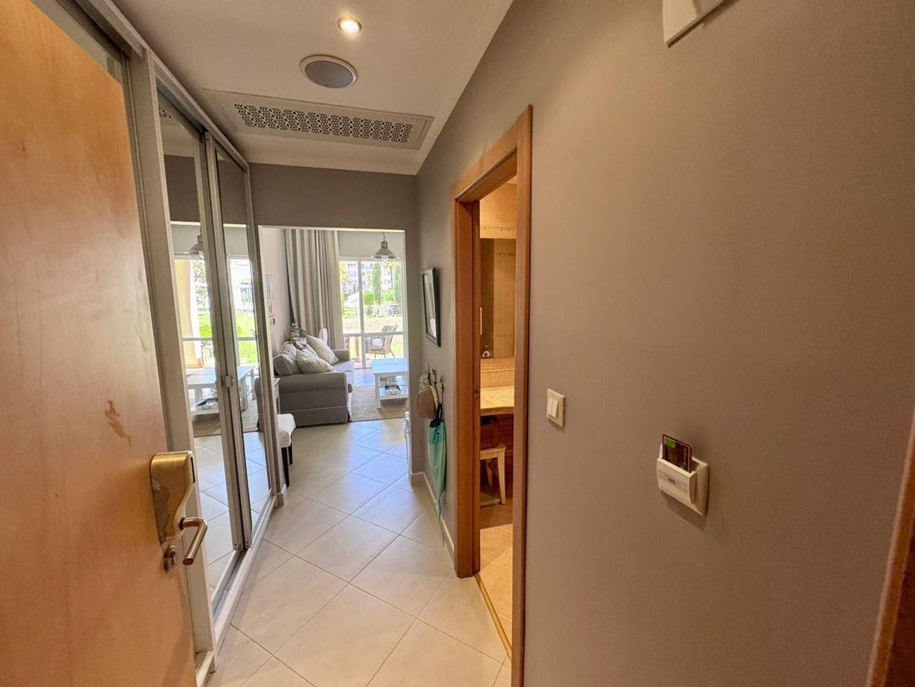  Luksusowe mieszkanie z jedną sypialnią w prestiżowym kompleksie pierwszej linii – komfort, styl i nieskończone udogodnienia