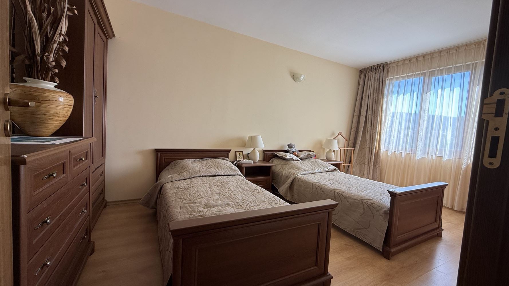 Przestronne mieszkanie trzypokojowe z widokiem na morze i niską opłatą eksploatacyjną w Świętym Własie