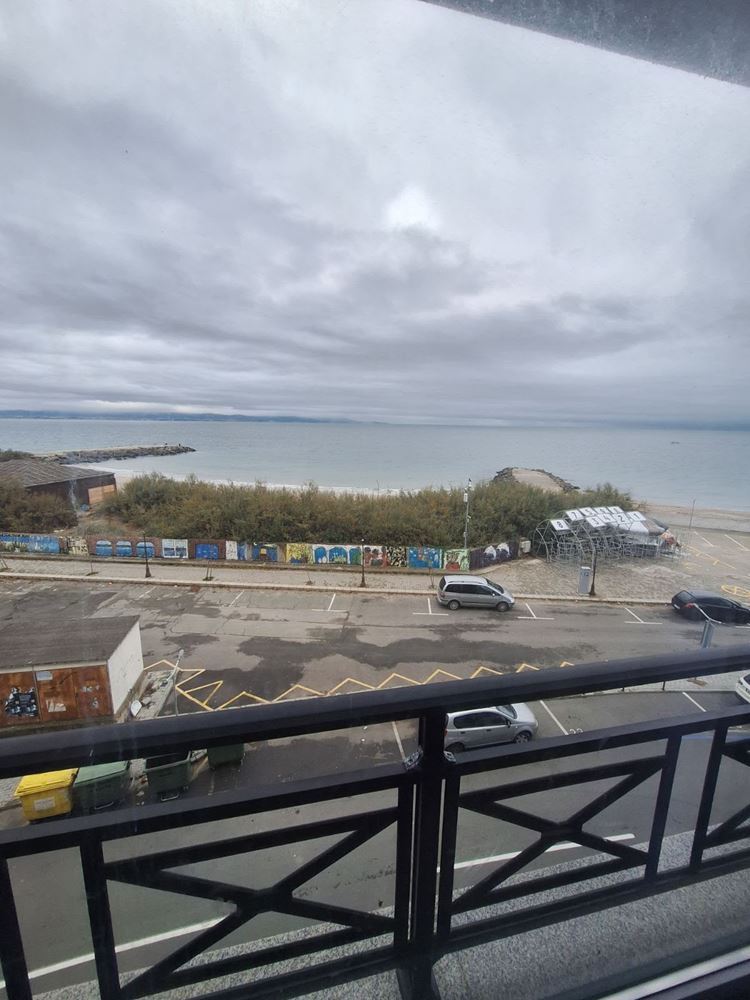 Mieszkanie dwupokojowe w pierwszej linii brzegowej z panoramicznym widokiem na morze i przestronnym tarasem