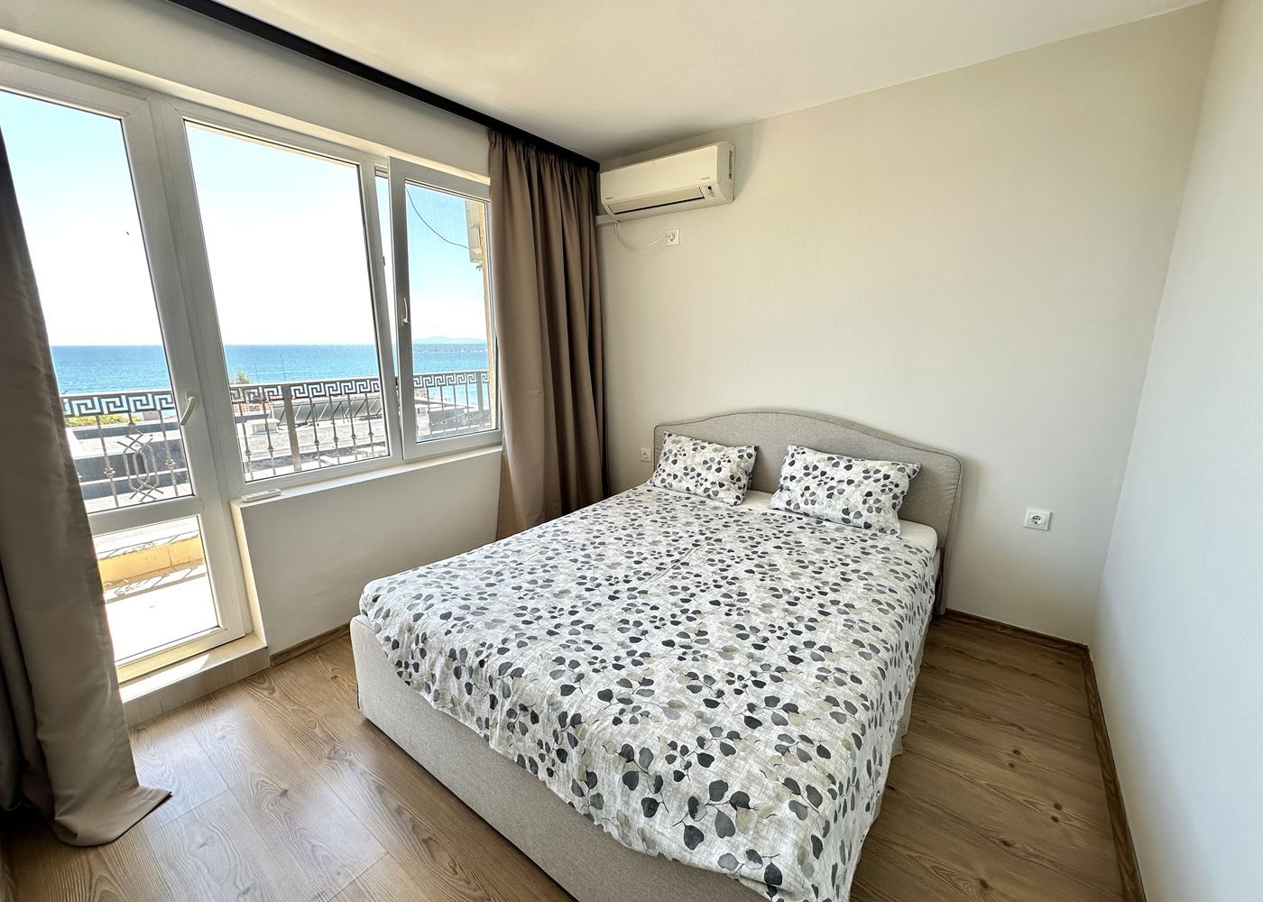 Apartament z jedną sypialnią w pierwszej linii z panoramicznym widokiem na morze w Nessebarze