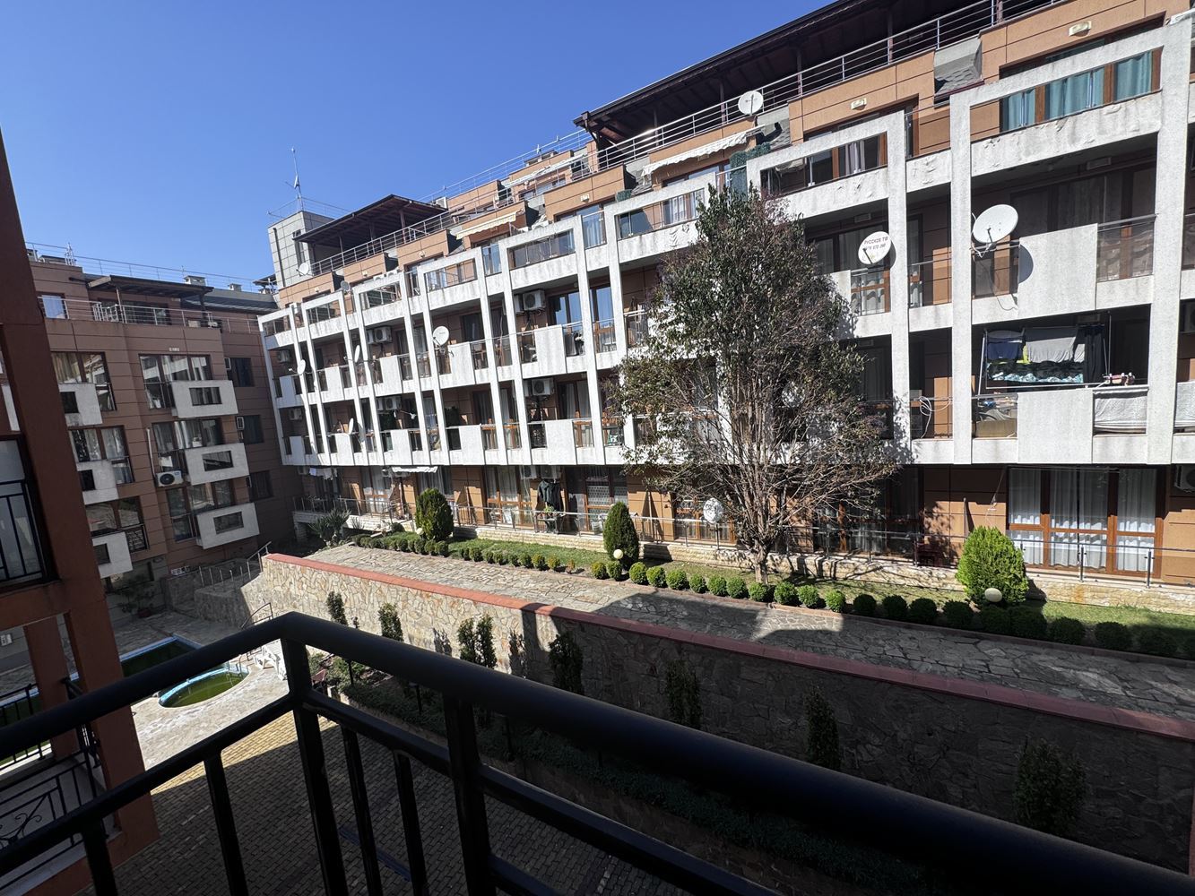 Mieszkanie dwupokojowe (z jedną sypialnią) z bezpośrednim dostępem do basenu w kompleksie „Viktorio“, Sveti Vlas – komfort i wakacyjny klimat