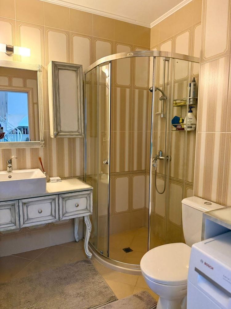 Luksusowy apartament typu mezonet z przestronną werandą i widokiem na basen w Świętym Własie
