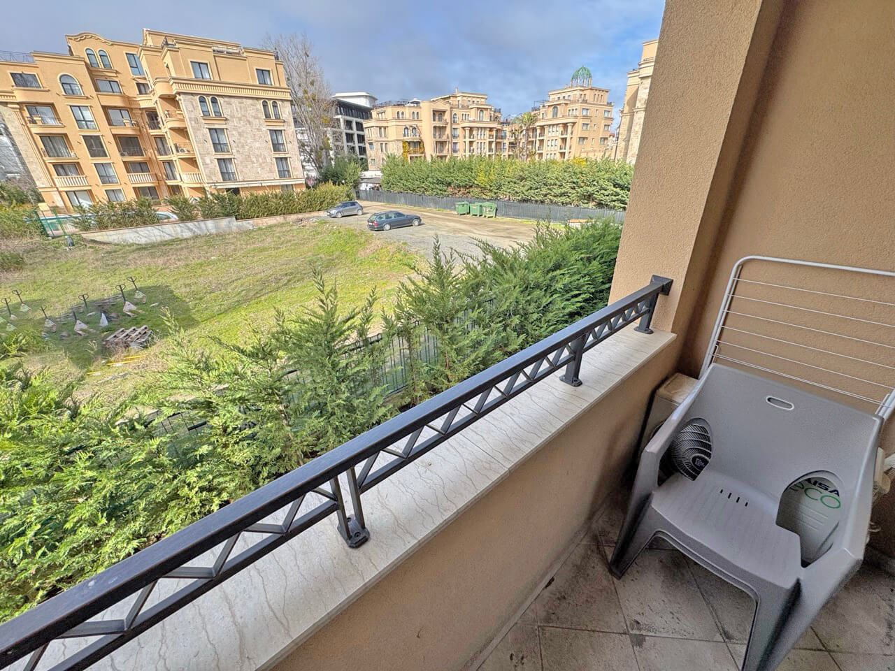 Jasne studio w luksusowym kompleksie – wspaniały komfort przy basenie