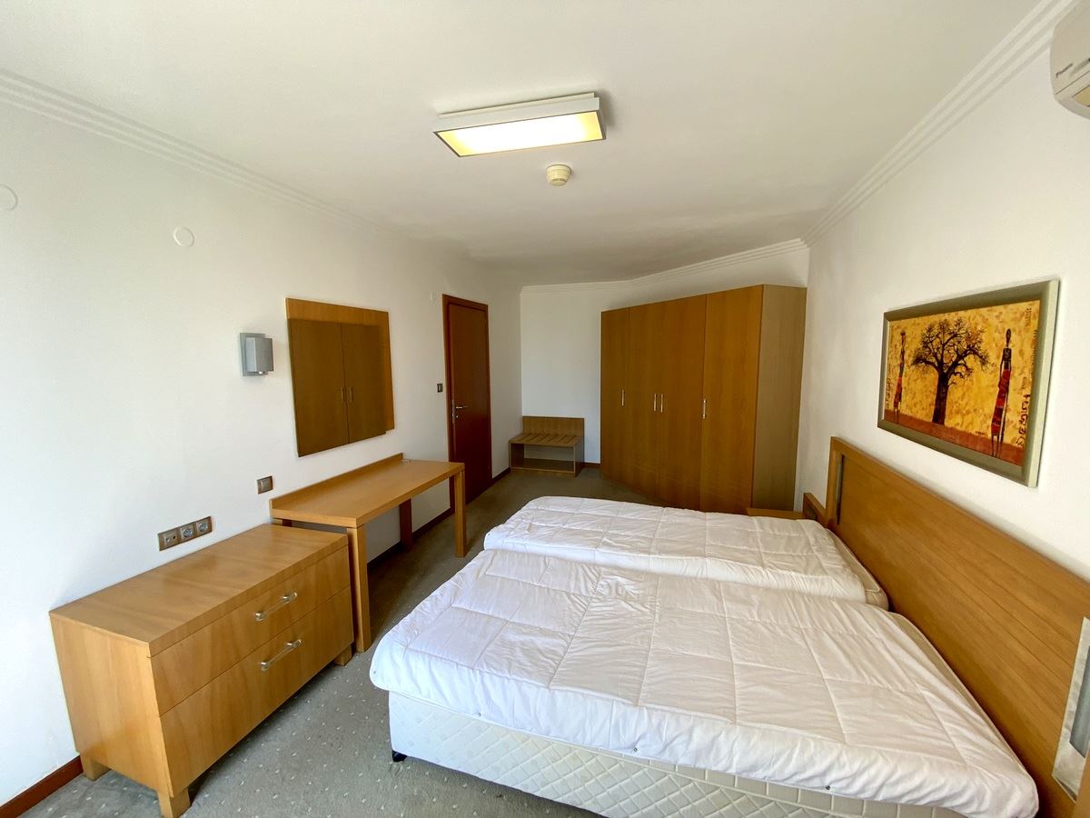 Mieszkanie dwupokojowe (z jedną sypialnią) w pierwszej linii morza w Ravda – luksus, natura i widok na basen