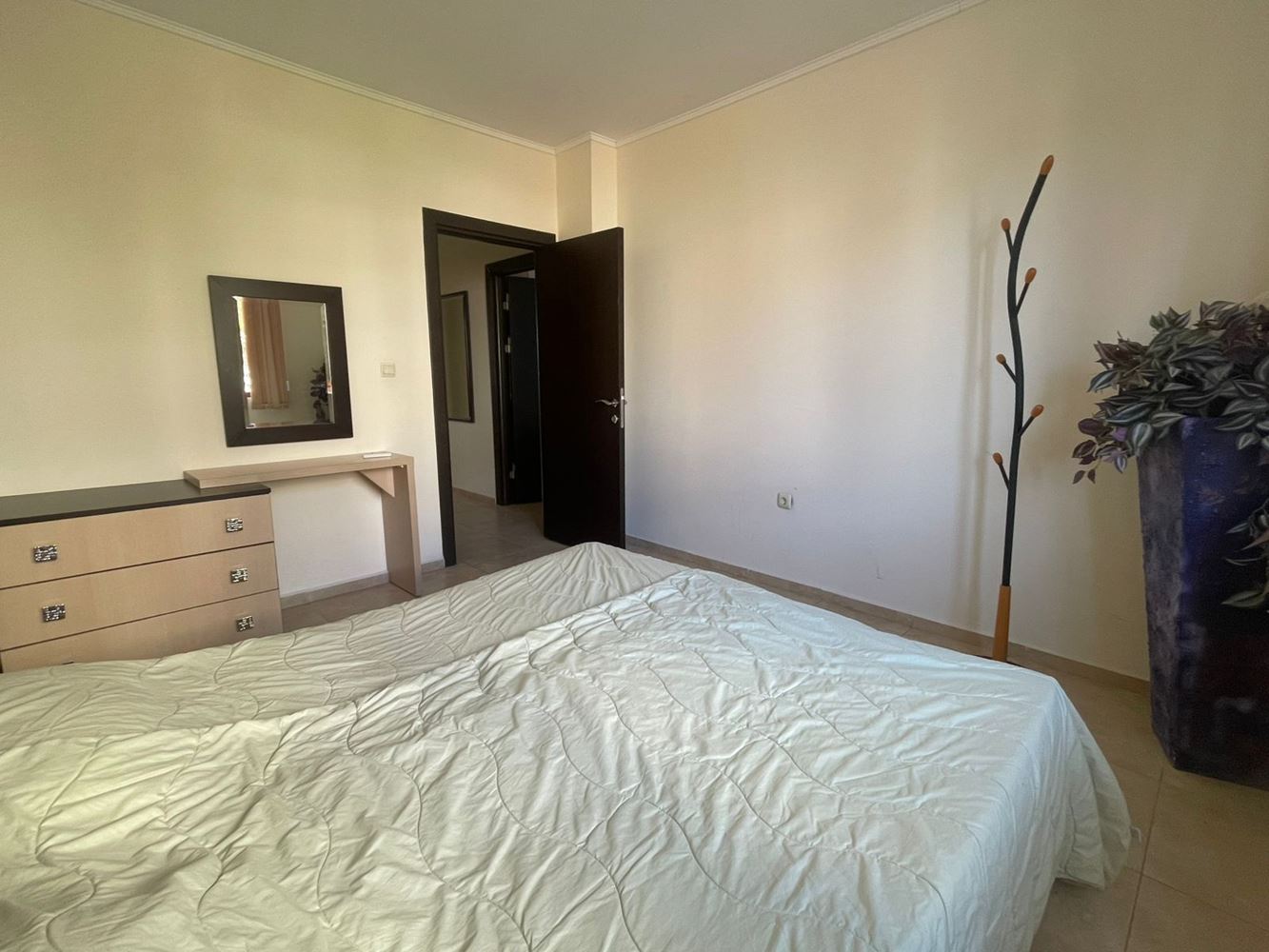 Stylowy trzypokojowy apartament na parterze z widokiem na basen – tylko 300 metrów od morza w Nesebyrze