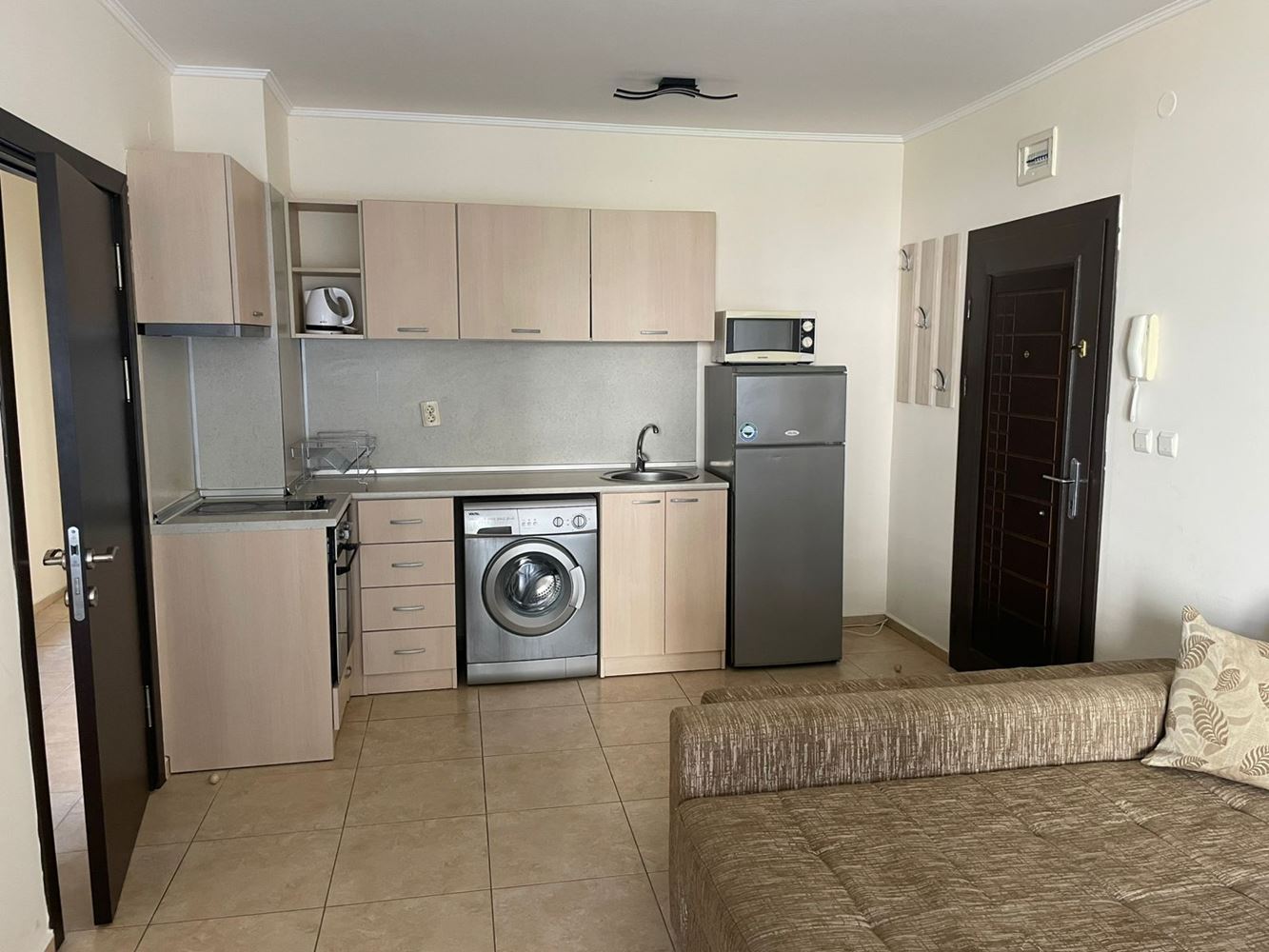 Stylowy trzypokojowy apartament na parterze z widokiem na basen – tylko 300 metrów od morza w Nesebyrze