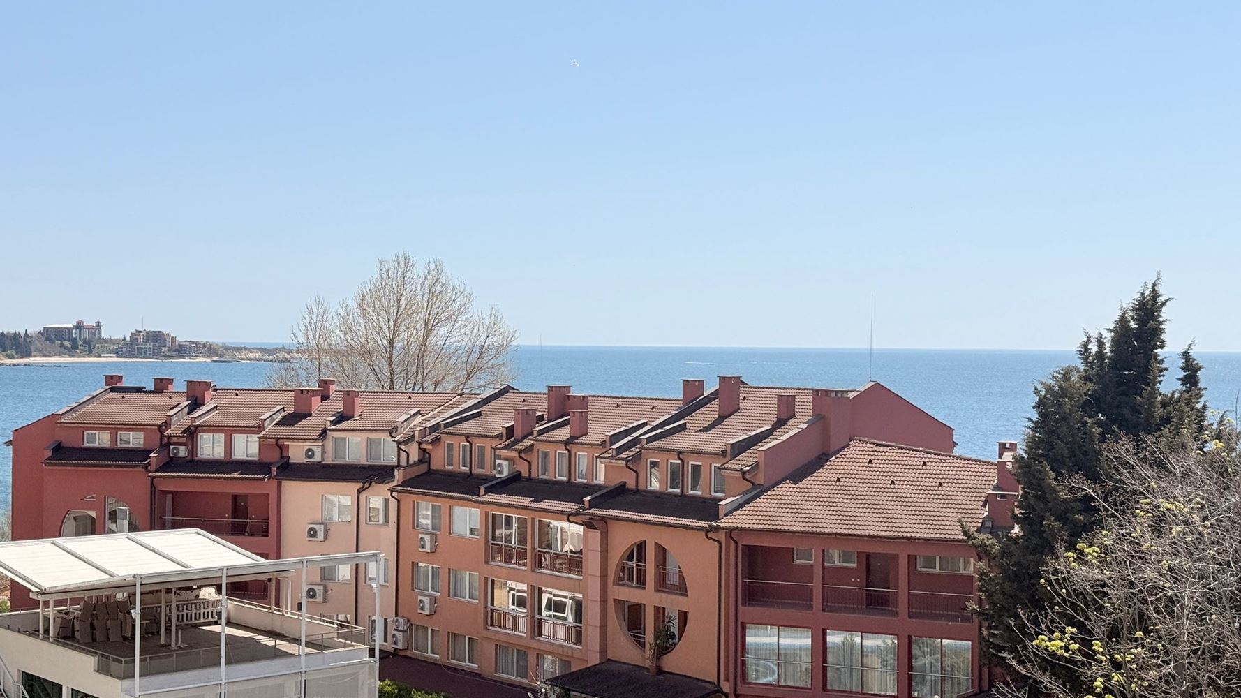 Luksusowy apartament z trzema sypialniami na pierwszej linii w Rawdzie – przestrzeń, prestiż i imponująca morska panorama