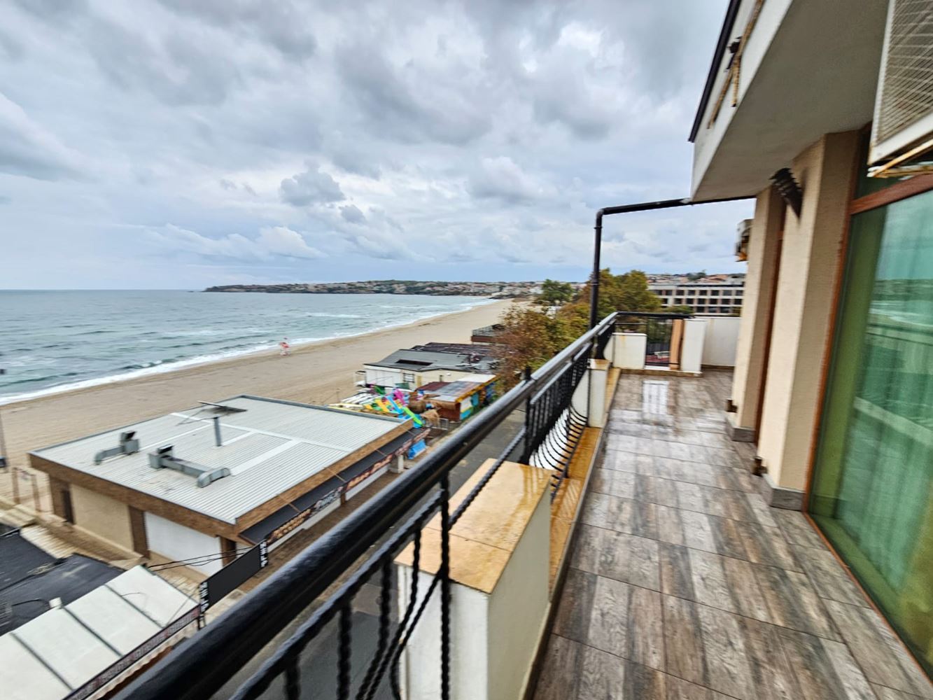 Przestronny apartament z trzema sypialniami na pierwszej linii morza w Sozopolu z wyjątkowym panoramicznym tarasem
