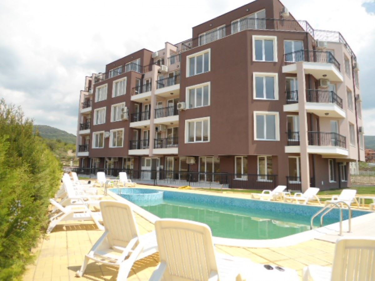 Przytulny apartament nad morzem z przestronnym tarasem i niską opłatą za utrzymanie między Słonecznym Brzegiem a Sveti Vlas