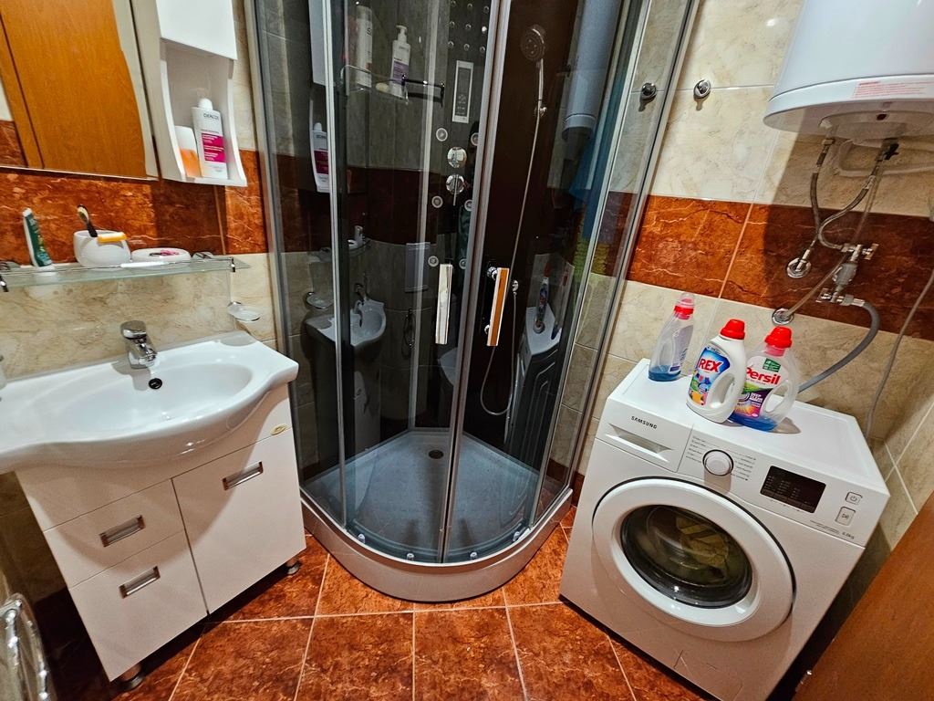Luksusowy apartament panoramiczny na pierwszej linii morza z dwiema sypialniami i ogromnym tarasem