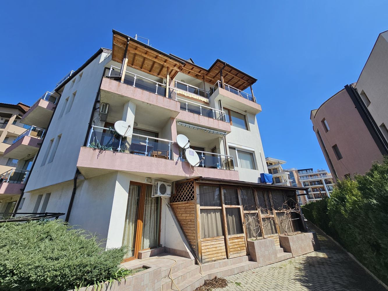 Mieszkanie z jedną sypialnią z widokiem na morze w Świętym Własie – prestiż, komfort i lokalizacja 100 m od plaży. Z miejscem parkingowym w kompleksie