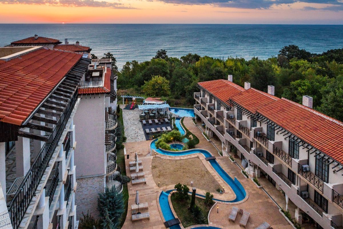 Wyjątkowy apartament z dwiema sypialniami, panoramicznym widokiem na morze i basen, w pierwszej linii brzegowej w Obzorze