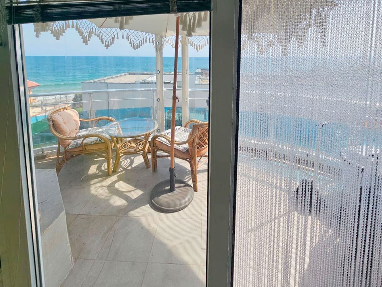 Luksusowy apartament trzypokojowy z widokiem na morze na pierwszej linii w Rawdzie – 114 m², dwa tarasy i pełen komfort