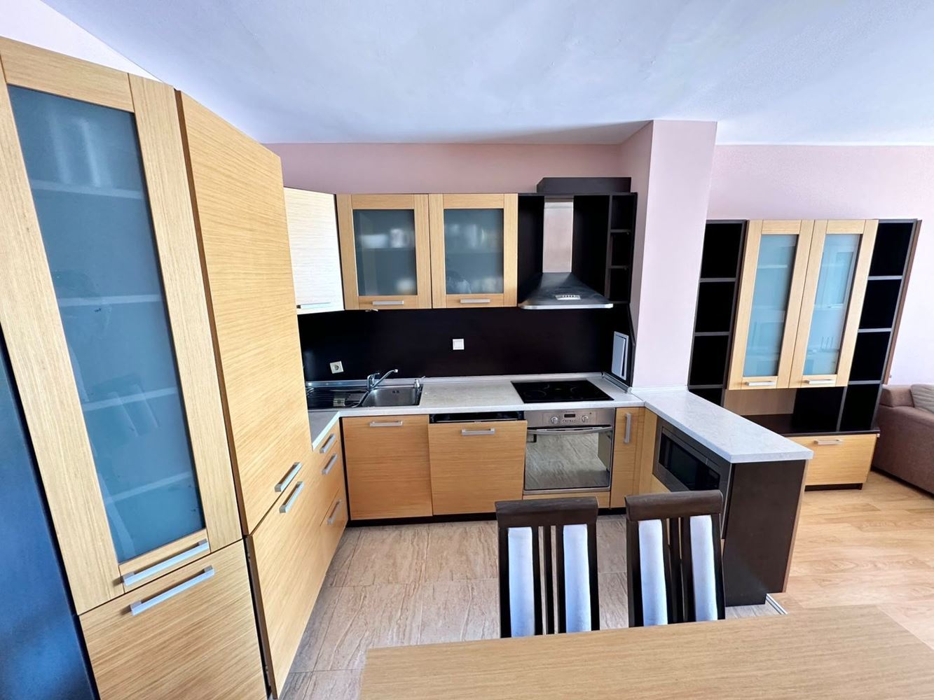 Pierwsza linia brzegowa w Sveti Vlas – imponujący apartament dwupoziomowy z trzema sypialniami, panoramicznym widokiem i ogromnym tarasem