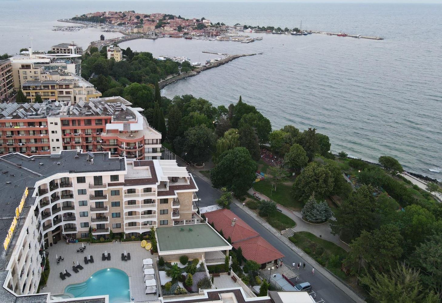 Przestronne mieszkanie 2-pokojowe z panoramicznym widokiem na morze w luksusowym kompleksie pierwszej linii w Nesebyrze