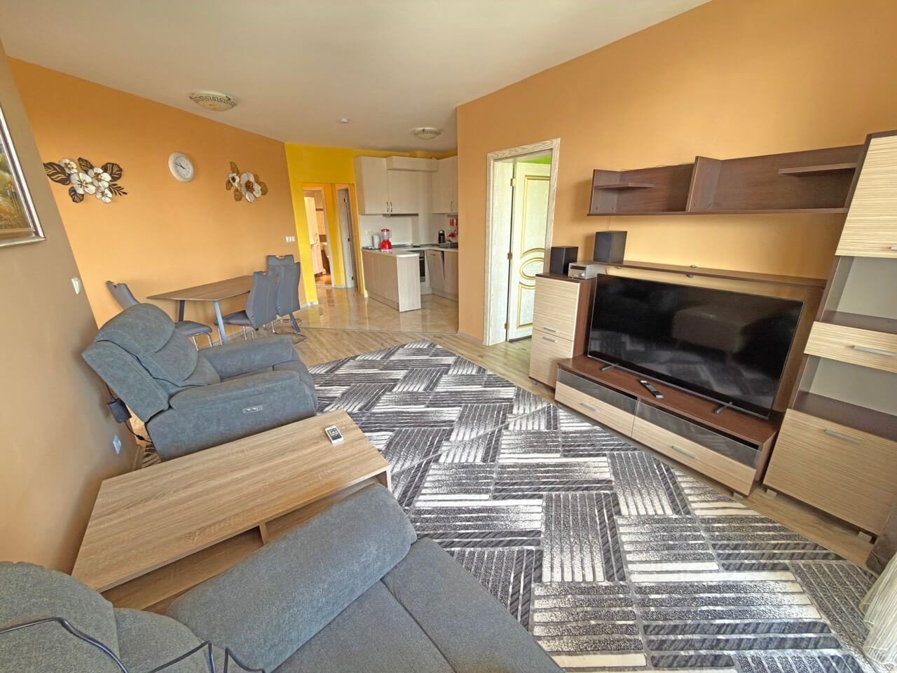Apartament z dwiema sypialniami i widokiem na morze, 200 metrów od plaży w Pomorie