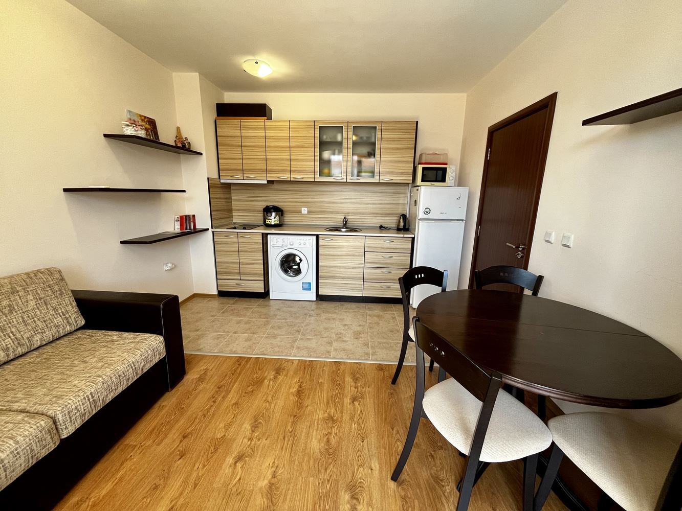 Morski komfort i spokój w pobliżu Nesebyru! Umeblowany apartament z jedną sypialnią z widokiem na basen w luksusowym zamkniętym kompleksie