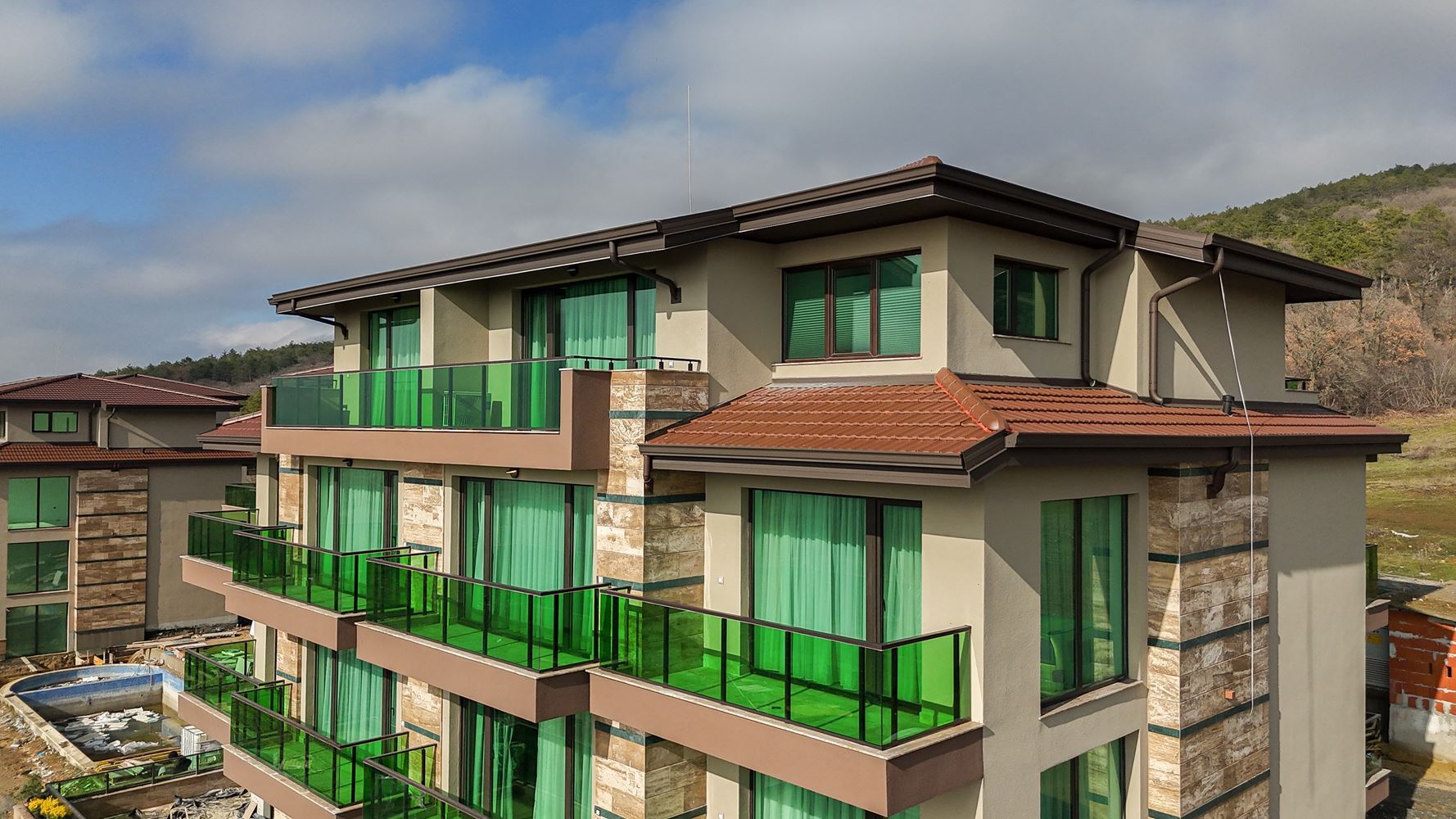 Apartament z dwiema sypialniami i panoramicznym widokiem na morze w spokojnym, zielonym kompleksie w Słonecznym Brzegu