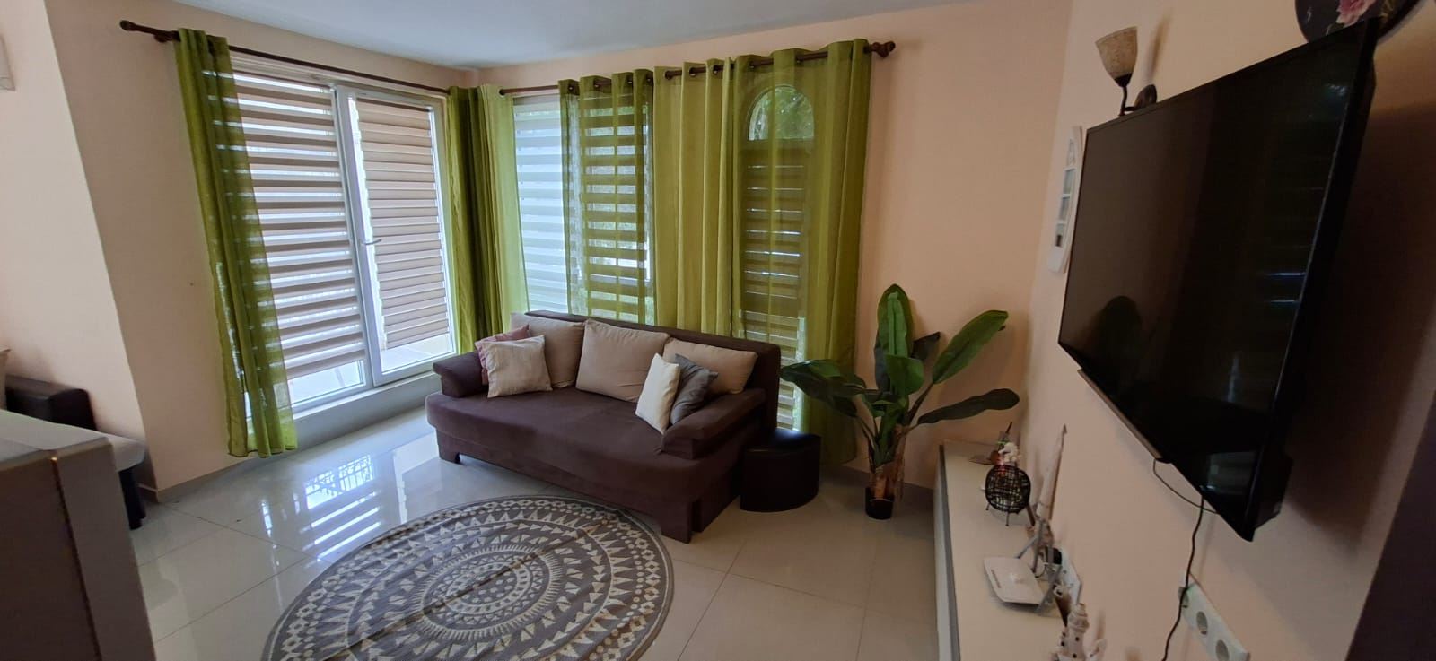 Komfort i funkcjonalność nad morzem – w pełni umeblowany apartament z jedną sypialnią w Świętym Własie