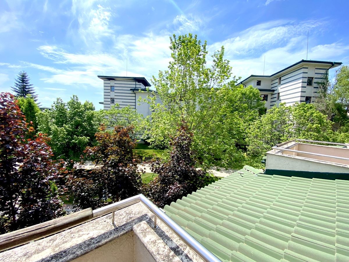 Mieszkanie dwupokojowe (z jedną sypialnią) w pierwszej linii morza w Ravda – luksus, natura i widok na basen