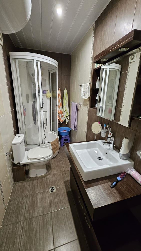 Apartament z dwiema sypialniami w pierwszej linii brzegowej w Kiten z panoramicznym widokiem na morze i imponującymi tarasami